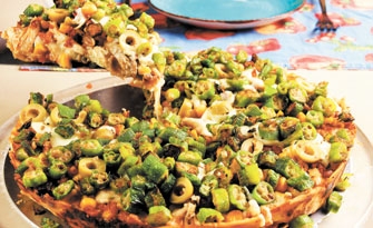 A pizza chama a atenção pelo recheio exótico de quiabo que leva ainda milho, azeitona e queijo